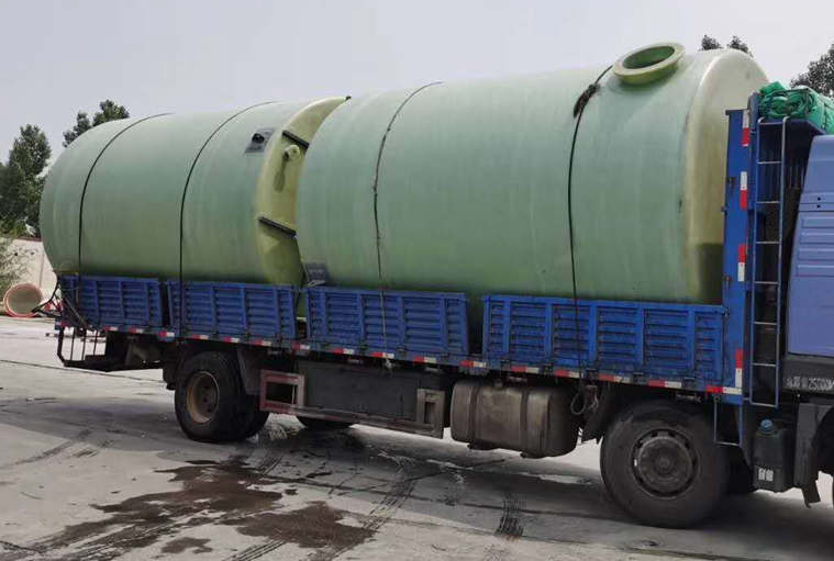 玻璃鋼立式儲罐設備-節(jié)省占地面積-方便操作與維護